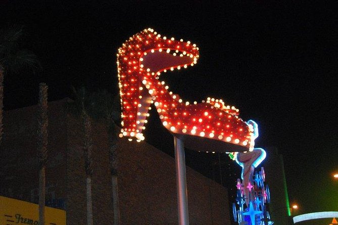 2-Hour Fremont Walking Tour with Photos and Champagne - Downtown Las Vegas With a Photographer and a Champagne Toast