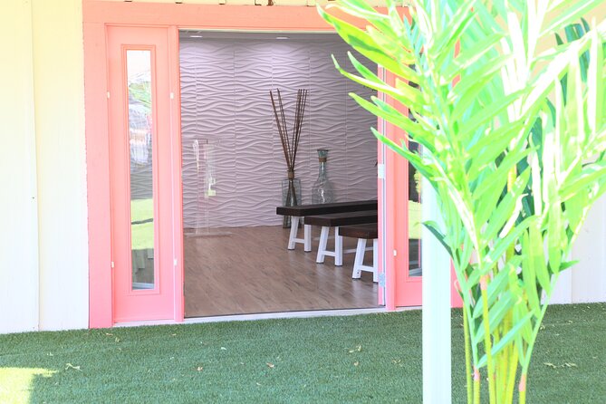 77 Sign & Go Wedding at Hawaiian Wedding Chapel - What the 77 Sign & Go wedding is really like