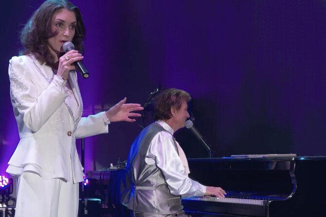 Carpenters Legacy at Planet Hollywood Resort and Casino - Live vocals, piano, drums, and the role of nostalgic visuals