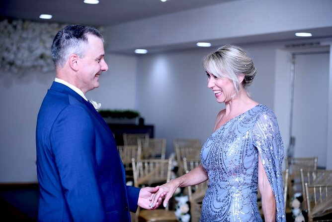 Elvis Chapel Wedding and Vow Renewal - Photography and Digital Photos: What You Actually Walk Away With