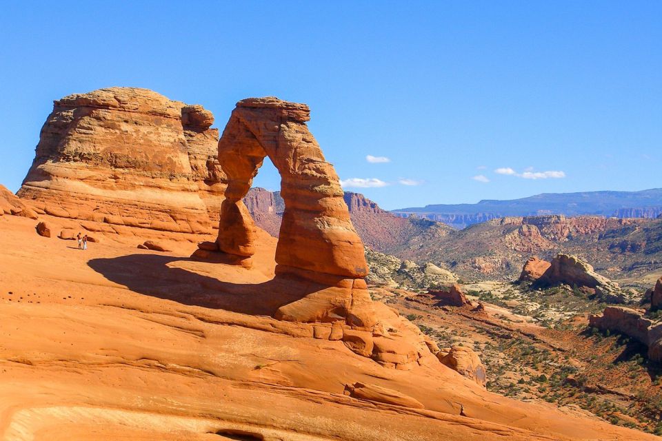 From Las Vegas: 7-Day Utah and Arizona National Parks Tour - Day 5: Monument Valley sunrise, plus a Navajo-guided 4x4