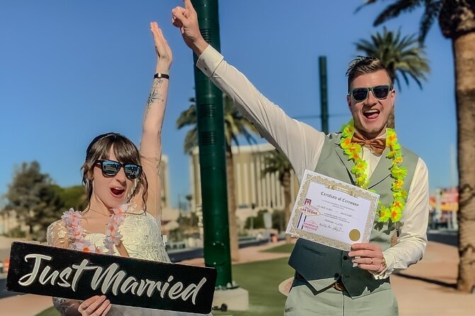 Get Married at the Fabulous Las Vegas Sign + Photos - Key Highlights You’ll Feel Right Away