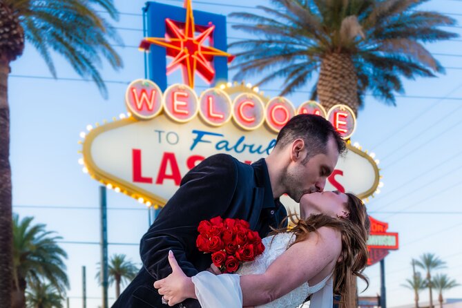 Get Married at the Fabulous Las Vegas Sign + Photos - Why The Welcome to Fabulous Sign Works So Well