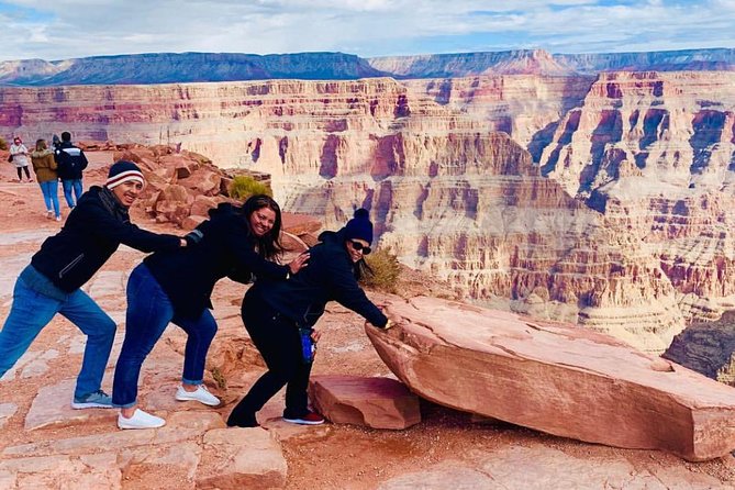 Grand Canyon Tour in Spanish with Skywalk and Hoover Dam included - Small Spanish-speaking group with VIP-style transfers
