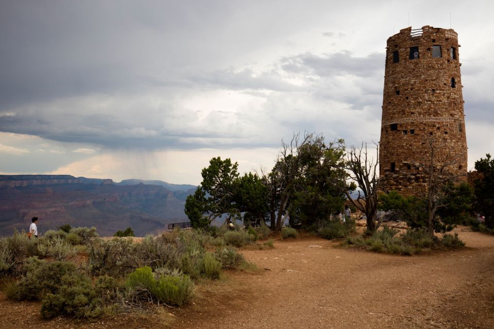 LA: Vegas, Grand Canyon, Antelope and Bryce, Zion 4-Day Tour - The practical stop at the Nevada State Line outlets