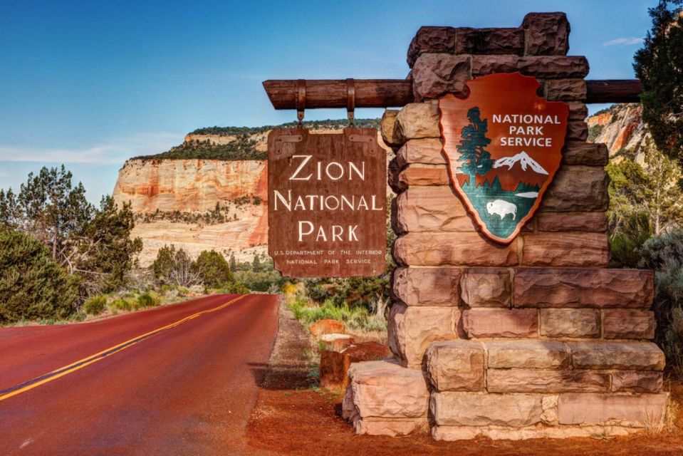 Las Vegas: 3-Day Guided Tour of 7 Southwest Parks with Hotel - Day 2 sunrise in Monument Valley: Navajo jeep tour and photo light