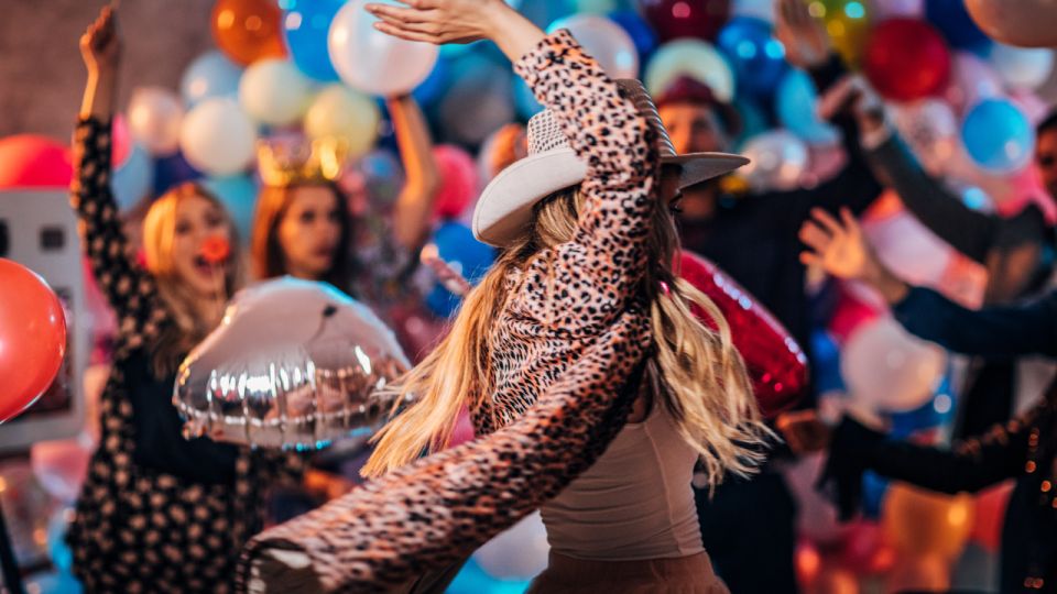 Las Vegas: Country Bar Crawl by Party Bus w/ Mixed Drinks - Drinks on the Bus vs. Drinks at the Bars