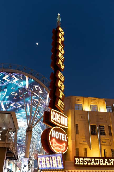 Las Vegas: Fremont Experience Guided Walking Tour & Drinks - Downtown Cocktail Room: walking into the back-alley mood