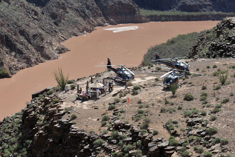 Las Vegas: Grand Canyon West Helicopter Experience - The return flight over the Strip and Downtown: your last chance to savor it