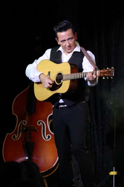 Las Vegas: Johnny Cash Tribute Show - Getting There: Modern Showrooms and the Simple Meeting Point