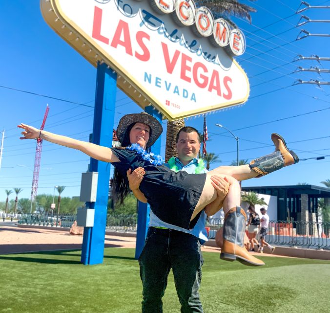 Las Vegas: Las Vegas Sign + 7 Magic Mountains + Photoshoot - Two neon stops, one great photo plan