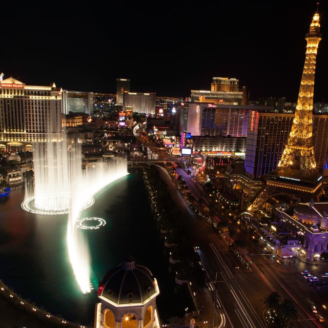 Las Vegas: Las Vegas Strip Night Tour en Español - Fremont Street Experience: 12 Million LEDs and 220 Loudspeakers