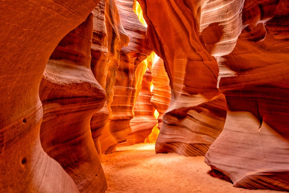 Las Vegas: Lower Antelope Canyon & Horseshoe Bend w/ Lunch - Lower Antelope Canyon with a Navajo guide and midday light