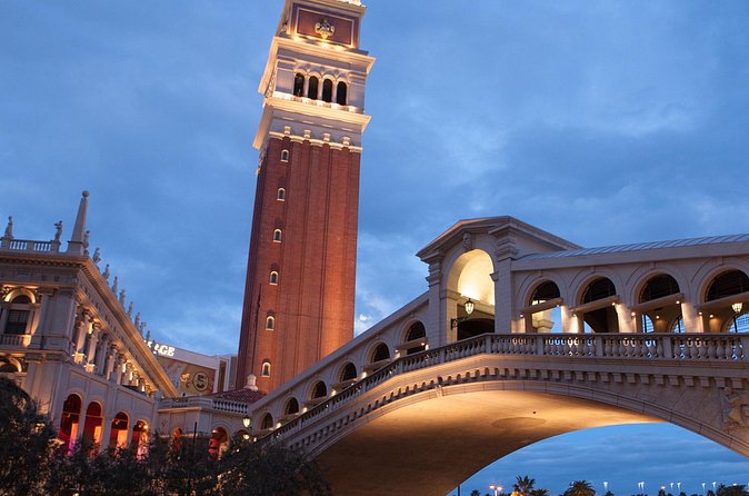 Las Vegas Night Tour in Spanish - Fremont Street Experience: real old Vegas energy, on your time