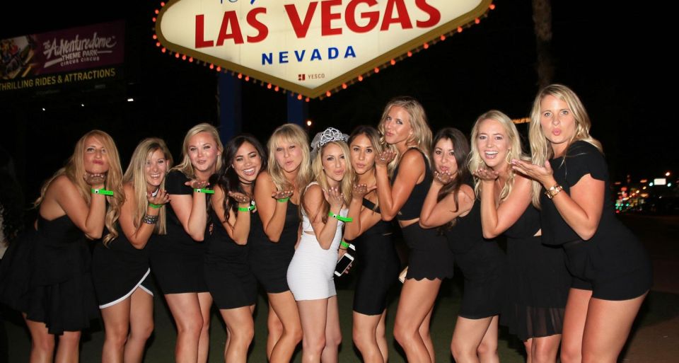 Las Vegas: Nightclub and Bar Crawl with Party Bus and Drinks - Your guide and the wristband system