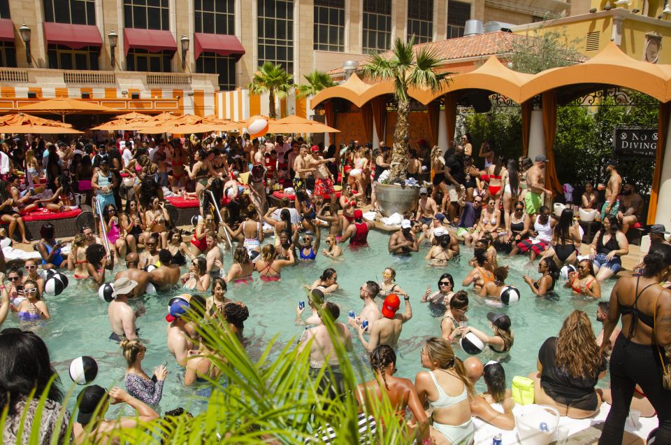 Las Vegas: Party Bus Day Club Tour with Drinks & Club Entry - Commons Club Check-In: Where the shortcut starts