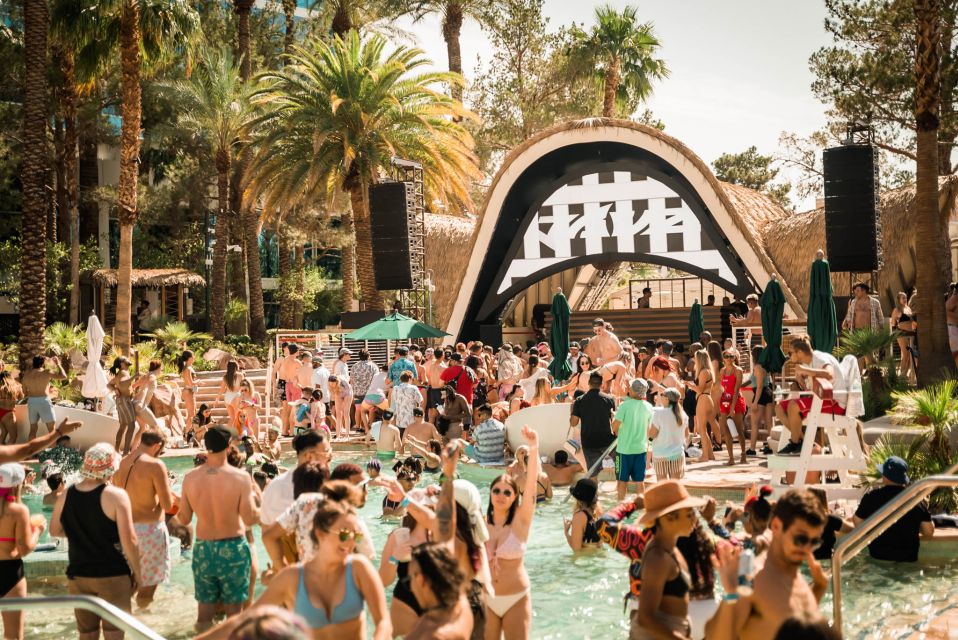 Las Vegas: Party Bus Day Club Tour with Drinks & Club Entry - Short practical tips to make it better
