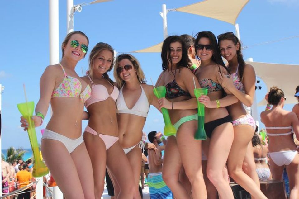 Las Vegas: Pool Party Crawl by Party Bus - Stop 1: your first pool party stop and what the vibe is really like