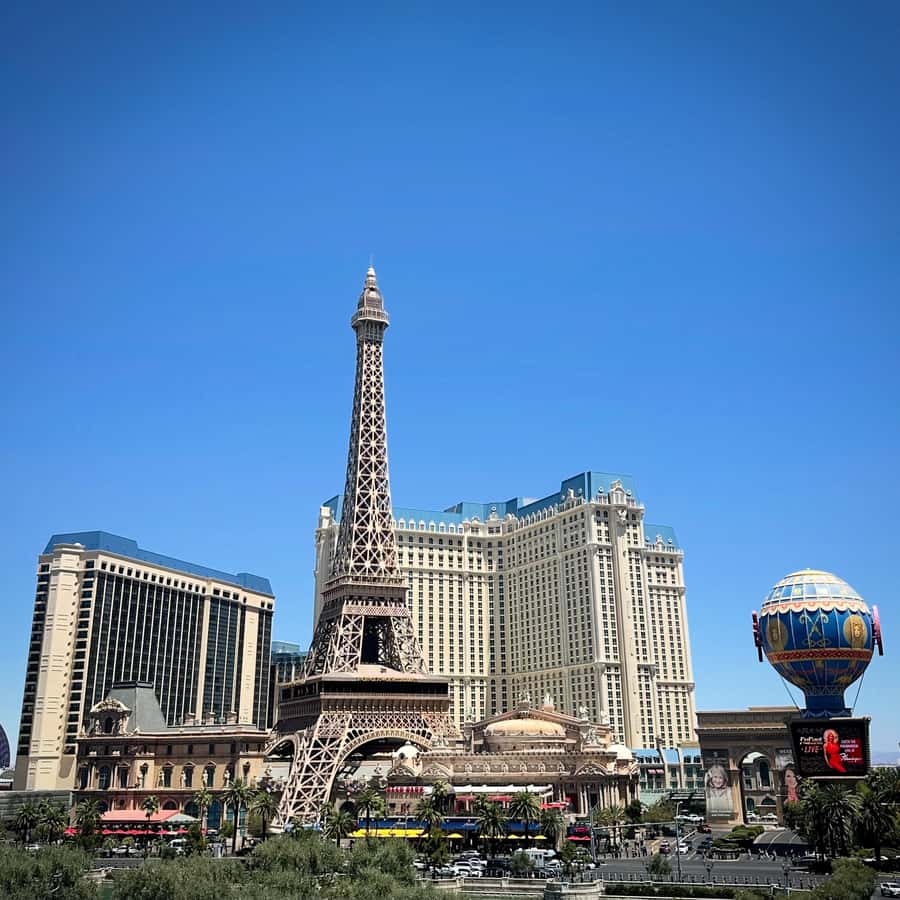 Las Vegas Strip: 90-Minute Sightseeing Tour with Photo Stops - Meeting up at Treasure Island: easy access, easy orientation