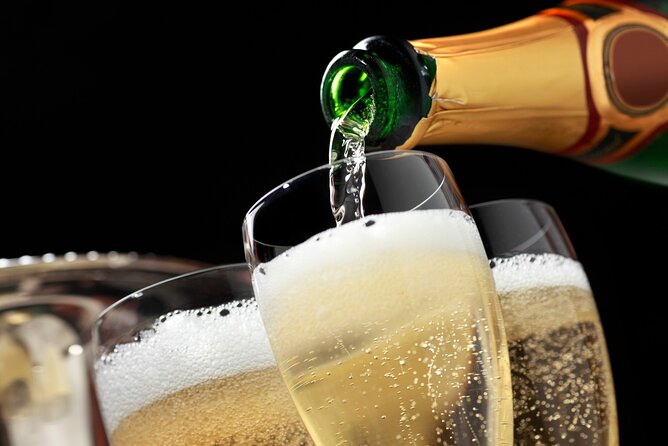 Las Vegas Strip at night like a Star with champagne by luxury limo - 3 or 5 hrs - Hotel Pickup at the Hall: Start Smooth, End Easy