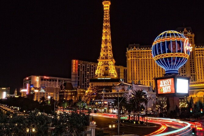 Las Vegas Strip at night like a Star with champagne by luxury limo - 3 or 5 hrs - Inside the Chrysler 300 or Suburban Limo: Comfort and Vibe