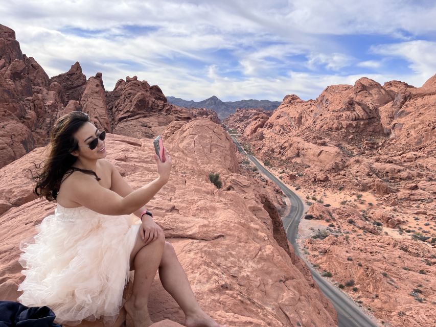 Las Vegas: Valley of Fire and Red Rock Canyon Day Trip - The guide and your photos: why this tour feels easy