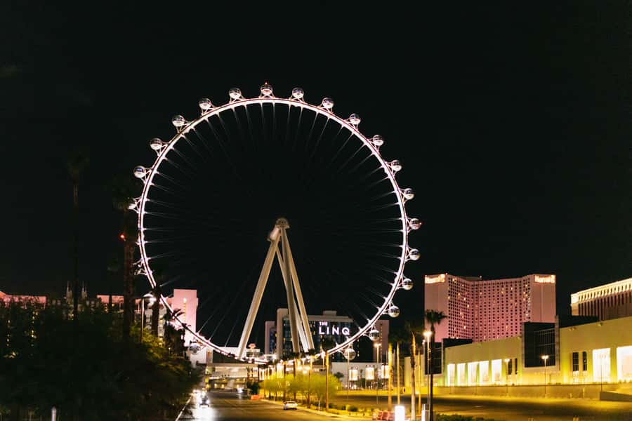 Las Vegas: Vegas After Dark Night Tour with Free Drink (21+) - Digital commentary in English and Spanish: helpful, not distracting