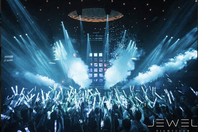 Las Vegas: VIP Club Crawl with Party Bus, Express Entry & Drinks - Party Bus Energy: Drinks, Group Momentum, and Expectations