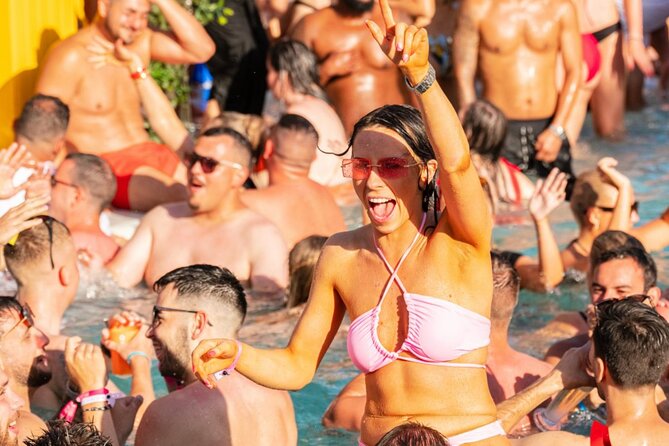 Las Vegas: VIP Pool Crawl with Party Bus, Express Entry & Drinks - Quick hits before you go
