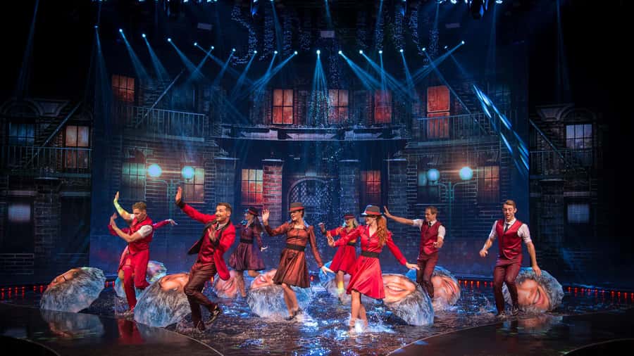 Las Vegas: WOW - The Vegas Spectacular at Rio Hotel & Casino - The production design: water walls, holograms, and that circular stage feel