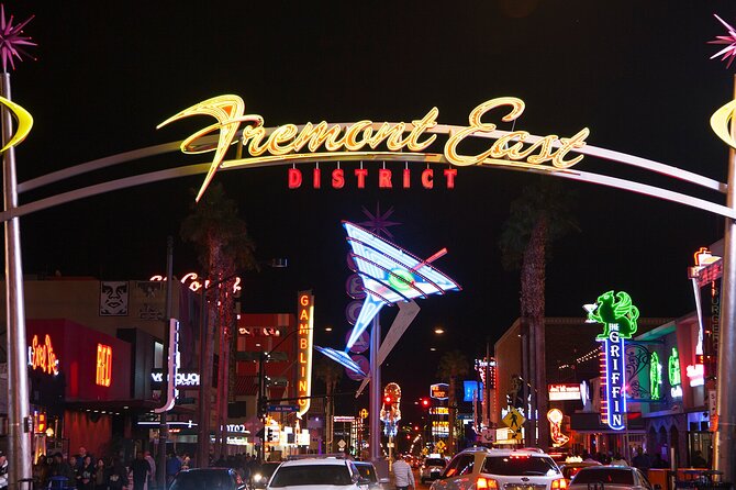 Old Vegas Fremont Barcrawl - Walking, timing, and staying together in a crowded zone