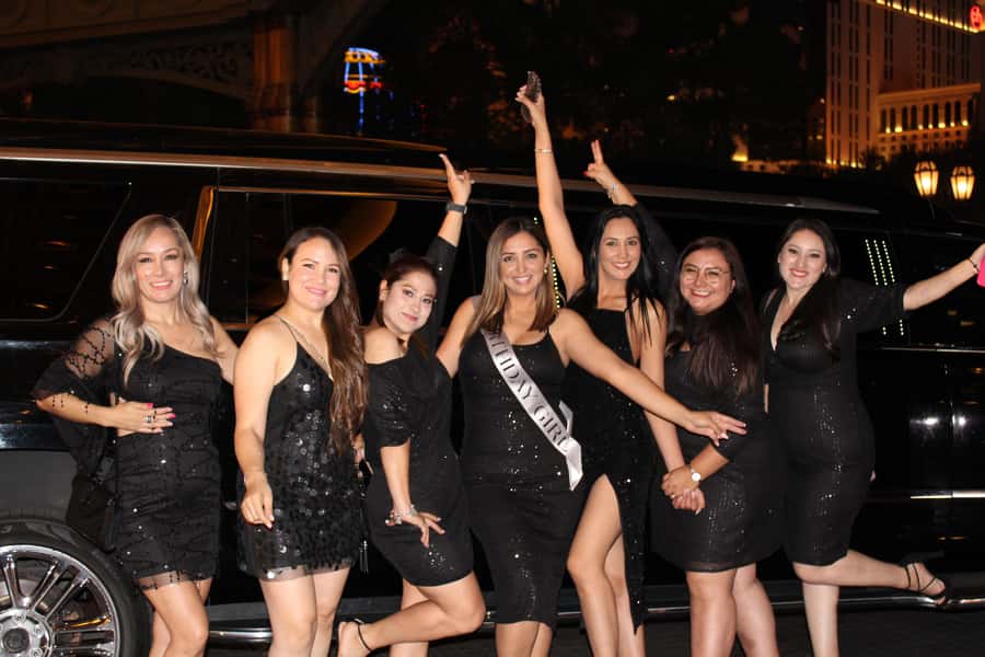Private Limo 2.5hr Tour of Vegas with Champagne - A 2.5-hour Las Vegas Strip cruise in a black stretch limo