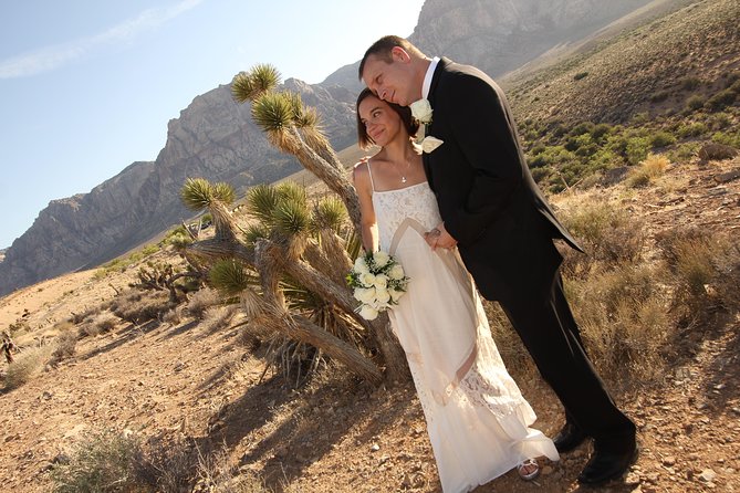 Red Rock Canyon Wedding by Private Limousine - Flowers, Champagne, and the minister options that keep it personal