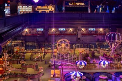 Swingers Indoor Mini Golf at Mandalay Bay - Your 9-Hole Crazy Golf Round: how to make the most of it